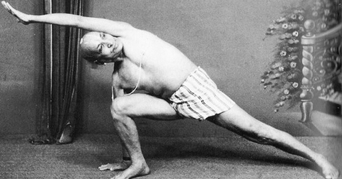 Tirumalai Krishnamacharya exerçant du yoga